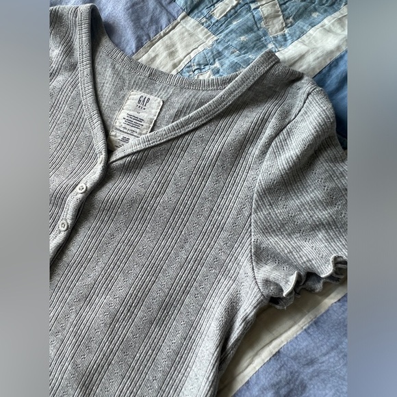 Gap Womens Grey Cropped Button Up Short Sleeve Ruffle Trim Knit Crop Top - Picture 4 of 6